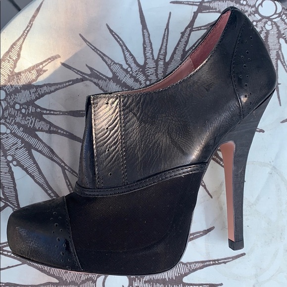 Betsey Johnson sample Laceless Spectator heels - Picture 7 of 7